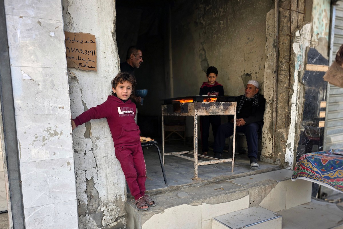 سليم البيوك ُيعدّ معجنات القطايف التقليدية باستخدام أساليب بدائية تعتمد على الحطب والنارمُواصلاً إحياء تقاليد شهر رمضان منذ أكثر من 20 عاماً، في سوق كراج رفح في خان يونس، جنوب قطاع غزة، في 12 فبراير/شباط 2026.تصوير: طارق محمد