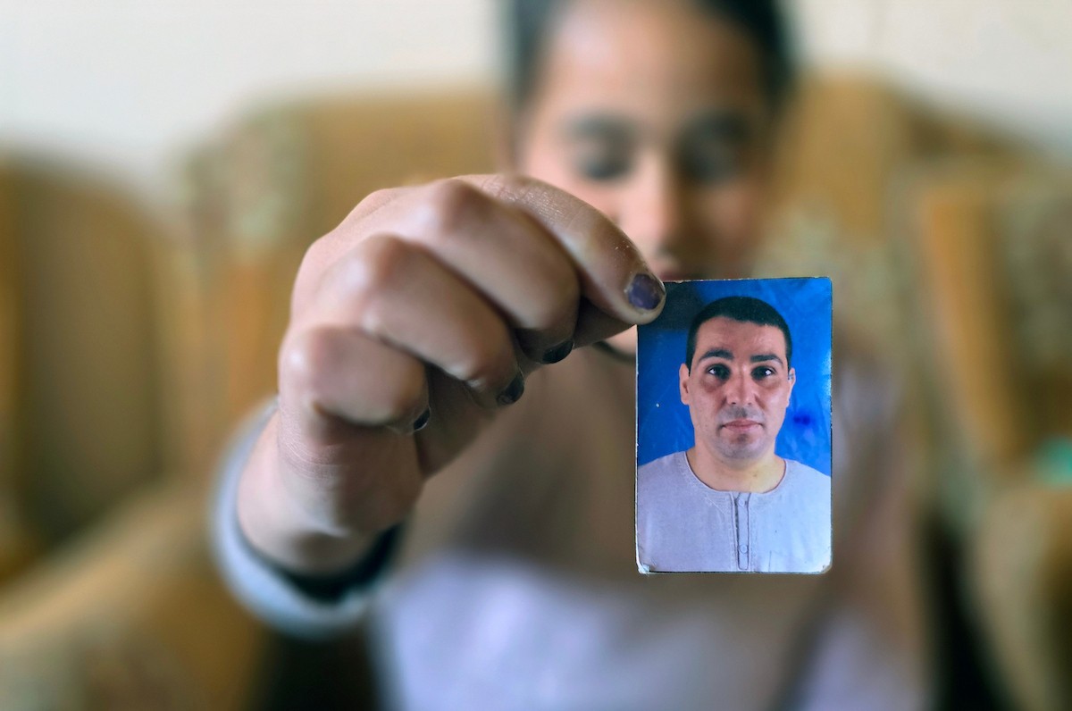 المسنة زهر شراب تنتظر معرفة مصير ابنها المفقود من ذوي الإعاقة الذهنية بعد تداول مستوطنين صورة له على مواقع التواصل مرفقة بتعليق عنصري، خان يونس، جنوب قطاع غزة، 26 فبراير/شباط 2026. تصوير: طارق محمد