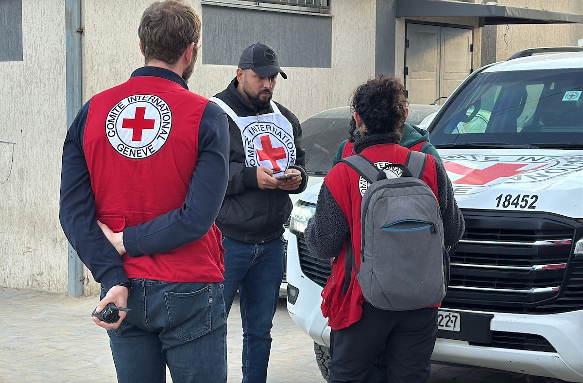 اجتمع أقارب وأحباء مجموعة من الأسرى الفلسطينيين الذين أفرجت عنهم القوات الإسرائيلية، أثناء نقلهم إلى مستشفى شهداء الأقصى لإجراء فحوصات طبية في دير البلح بوسط قطاع غزة، وذلك عبر اللجنة الدولية للصليب الأحمر، 23 فبراير/شباط 2026، (صورة: أحمد إبراهيم)