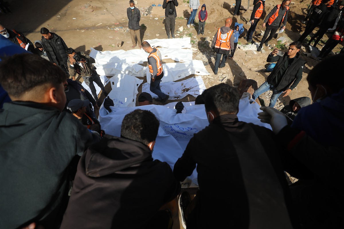 استخراج جثث عشرات الفلسطينيين الذين فقدوا أرواحهم خلال الهجمات الإسرائيلية ودُفنوا مؤقتًا في منطقة النفق بمدينة غزة، تمهيدًا لنقلها إلى المقابر الرسمية، 1 فبراير/شباط 2026. (صورة: عمر أشتوي)