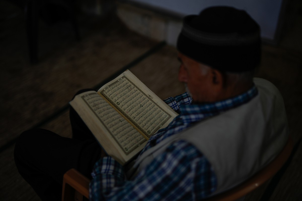 يُحيي الفلسطينيون أول أيام شهر رمضان المبارك في جامع السيد هاشم التاريخي بوسط مدينة غزة، ١٨ فبراير ٢٠٢٦. تصوير: عمر أشتوي