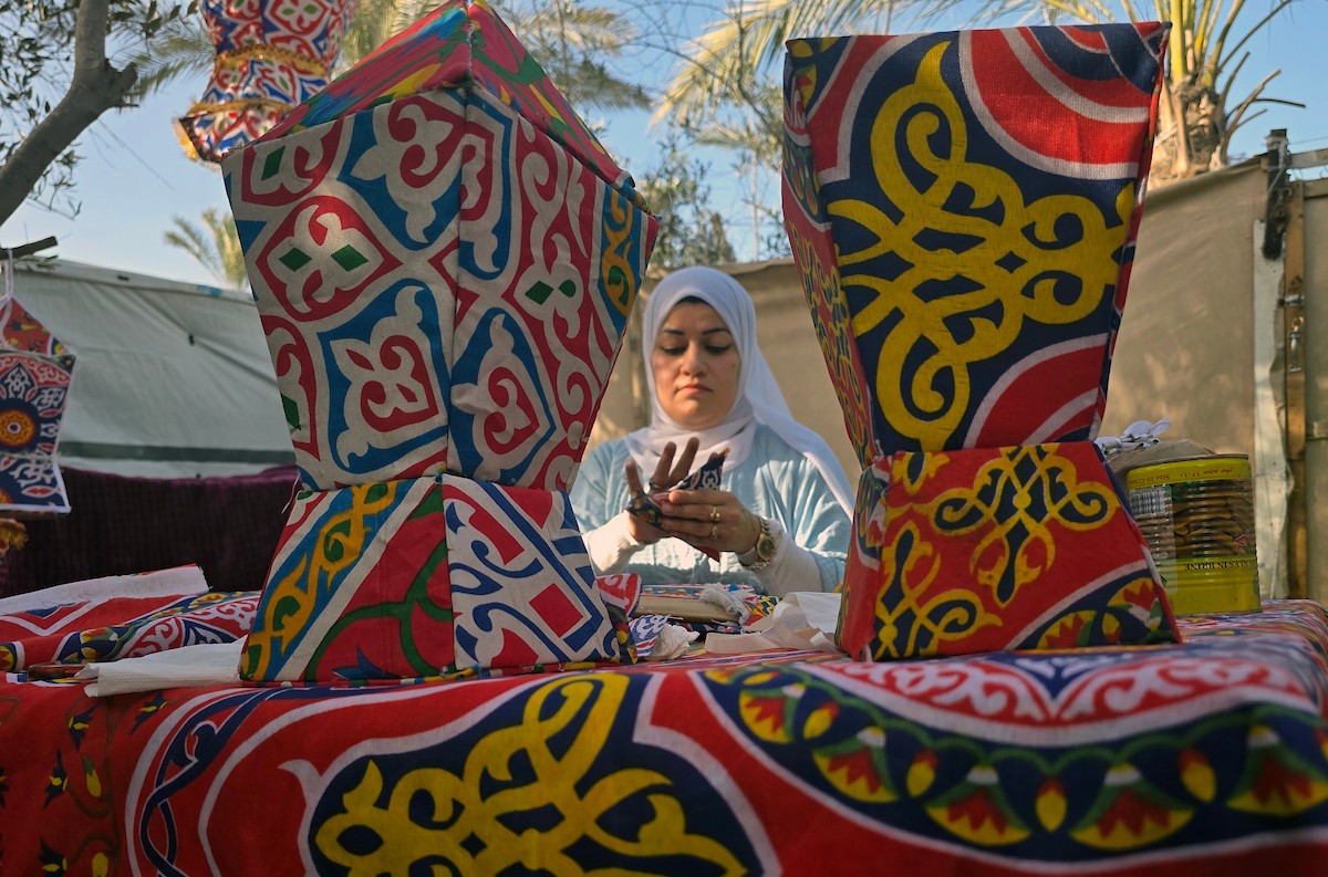 الفلسطينية ريهان شراب تصنع فوانيس رمضان من بقايا صناديق المساعدات في خان يونس جنوب قطاع غزة  8 فبراير/شباط 2026. (صورة: طارق محمد)