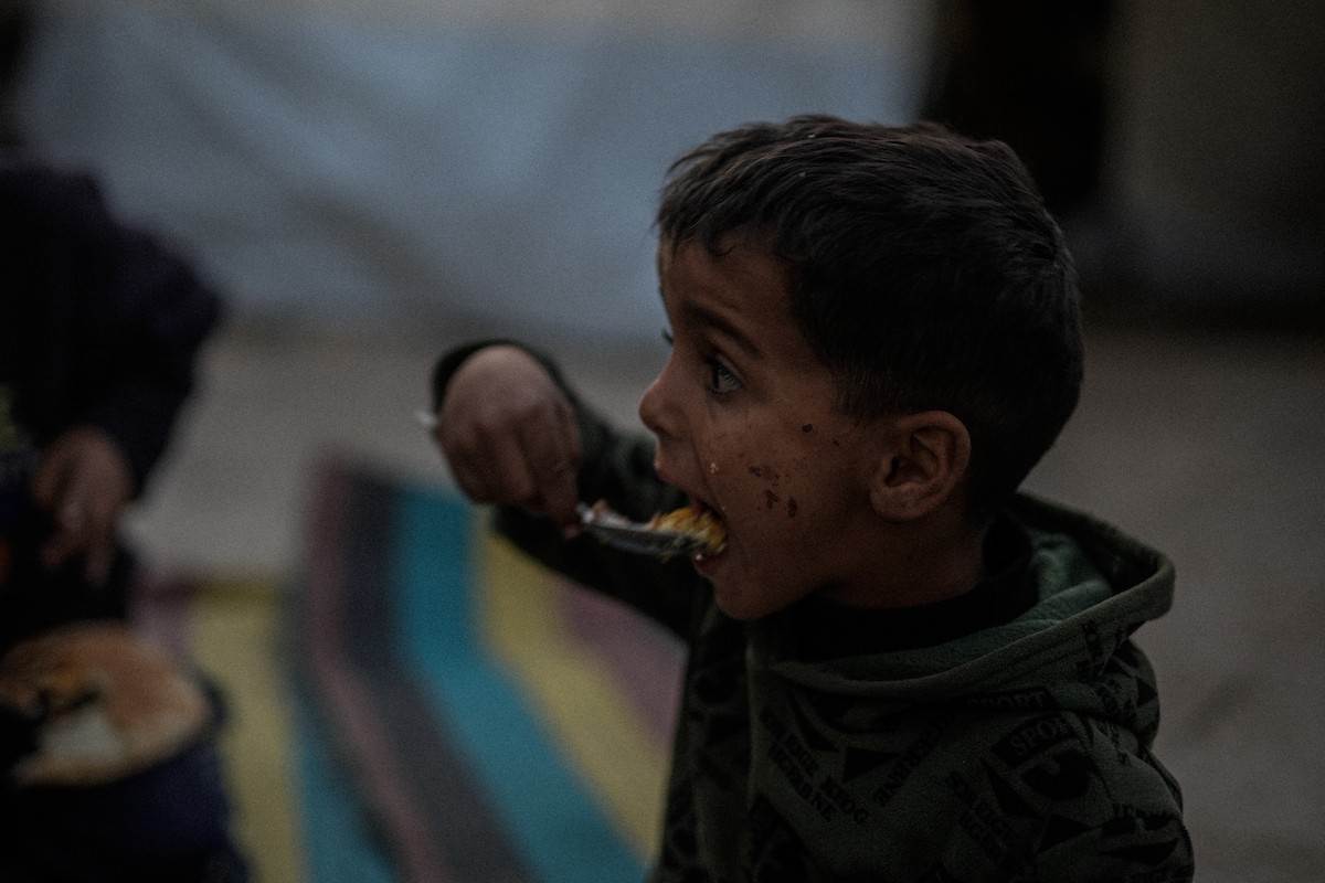عائلة فلسطينية نازحة من بيت حانون تفطر في ثاني أيام رمضان في خيمة متداعية وسط أنقاض مسجد الحساينة على شاطئ مدينة غزة.19 فبراير/شباط 2026. تصوير: عمر أشتوي