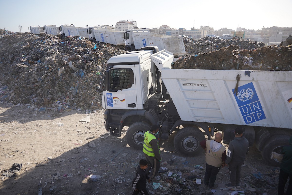 برنامج الأمم المتحدة الإنمائي يطلق عمليات تنظيف في أحد أكبر مواقع النفايات بمدينة غزة، والذي يُشكّل خطراً جسيماً على الصحة العامة، في منطقة سوق فراس على طول شارع عمر المختار ، 11 فبراير/شباط 2026. (صورة: عمر أشتوي)