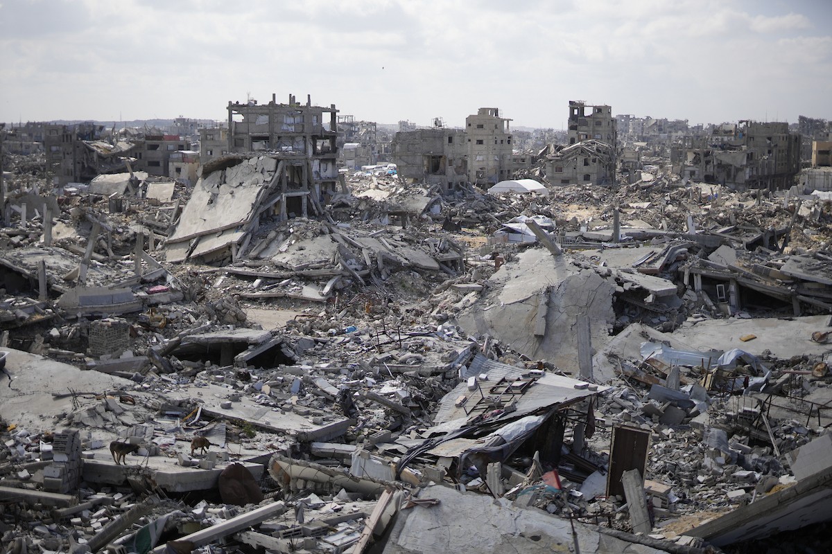 مشاهد تُظهر الدمار الواسع النطاق الذي لحق بالمباني والبنية التحتية جراء الهجمات الإسرائيلية خلال الحرب في منطقة بيت لاهيا، شمال قطاع غزة. ٢٢ فبراير ٢٠٢٦. تصوير: عمر أشتوي