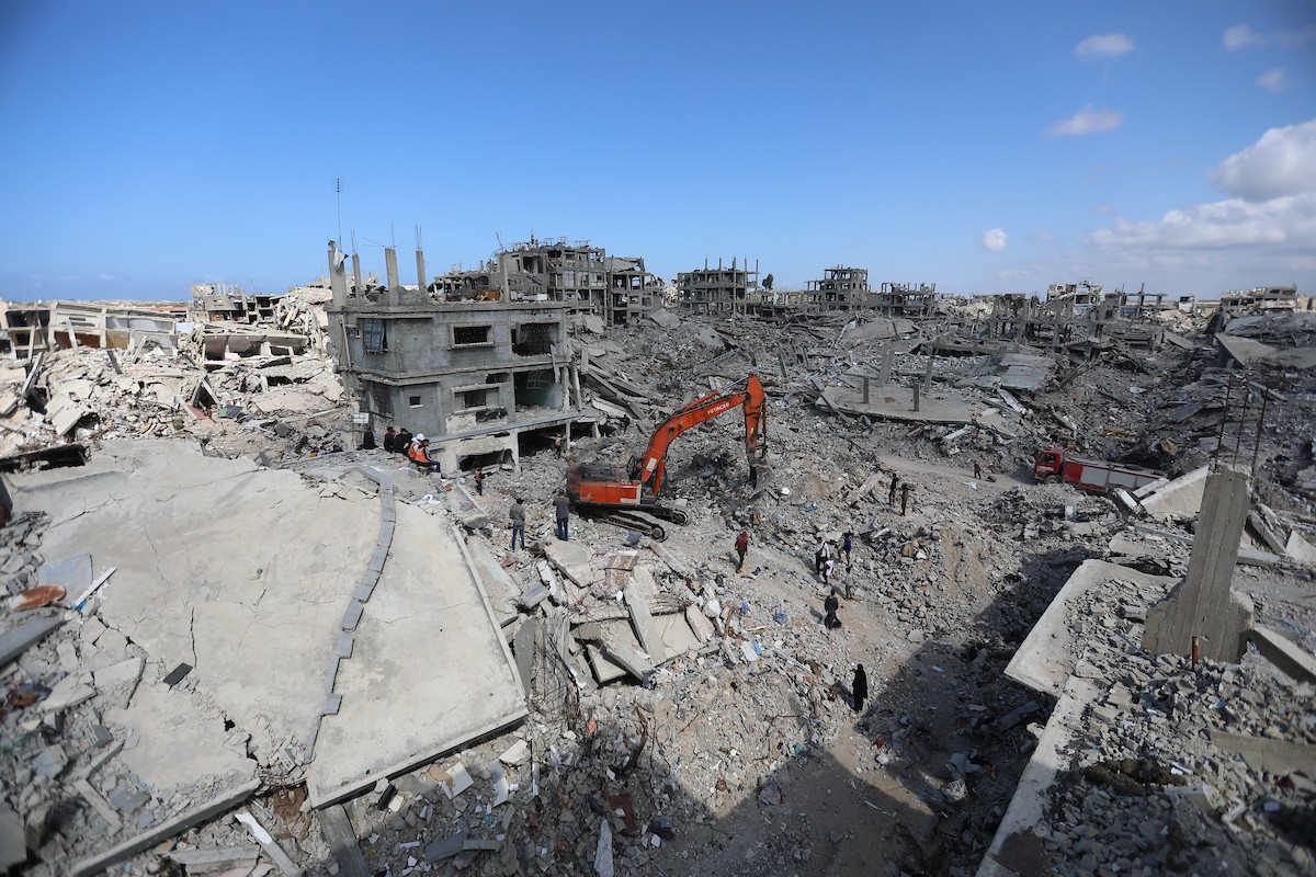 تحاول فرق الدفاع المدني الفلسطيني، بالتنسيق مع اللجنة الدولية للصليب الأحمر، انتشال جثث عائلتي عيادة وغنيم من تحت أنقاض منزل عائلة غباين، في بيت لاهيا، شمال قطاع غزة. 22 فبراير/شباط 2026. صورة: عمر أشتوي