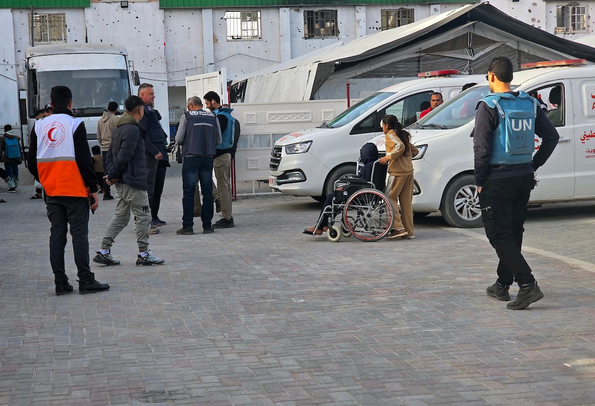 مغادرة مجموعة من المرضى والجرحى من مستشفى الصليب الأحمر، برفقة مرافقيهم، حافلات متجهة إلى معبر رفح الحدودي لإجلائهم في خان يونس، غزة، في 8 فبراير/شباط 2026. (صورة: طارق محمد)