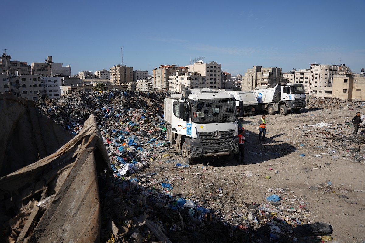 برنامج الأمم المتحدة الإنمائي يطلق عمليات تنظيف في أحد أكبر مواقع النفايات بمدينة غزة، والذي يُشكّل خطراً جسيماً على الصحة العامة، في منطقة سوق فراس على طول شارع عمر المختار ، 11 فبراير/شباط 2026. (صورة: عمر أشتوي)