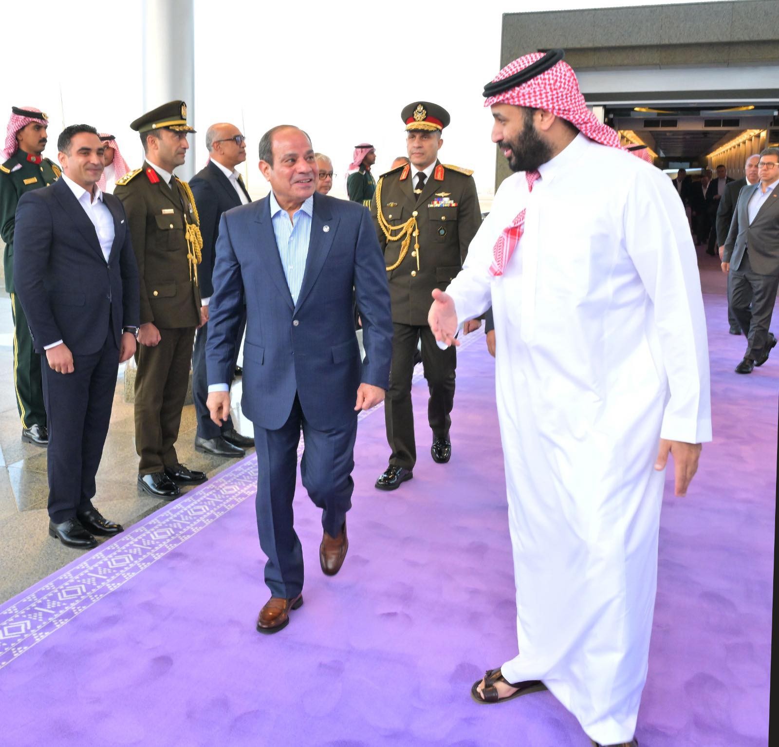 خلال استقبال ولي العهد السعودي، الأمير محمد بن سلمان، اليوم الاثنين، الرئيس المصري عبد الفتاح السيسي في مدينة جدة 4.jpg
