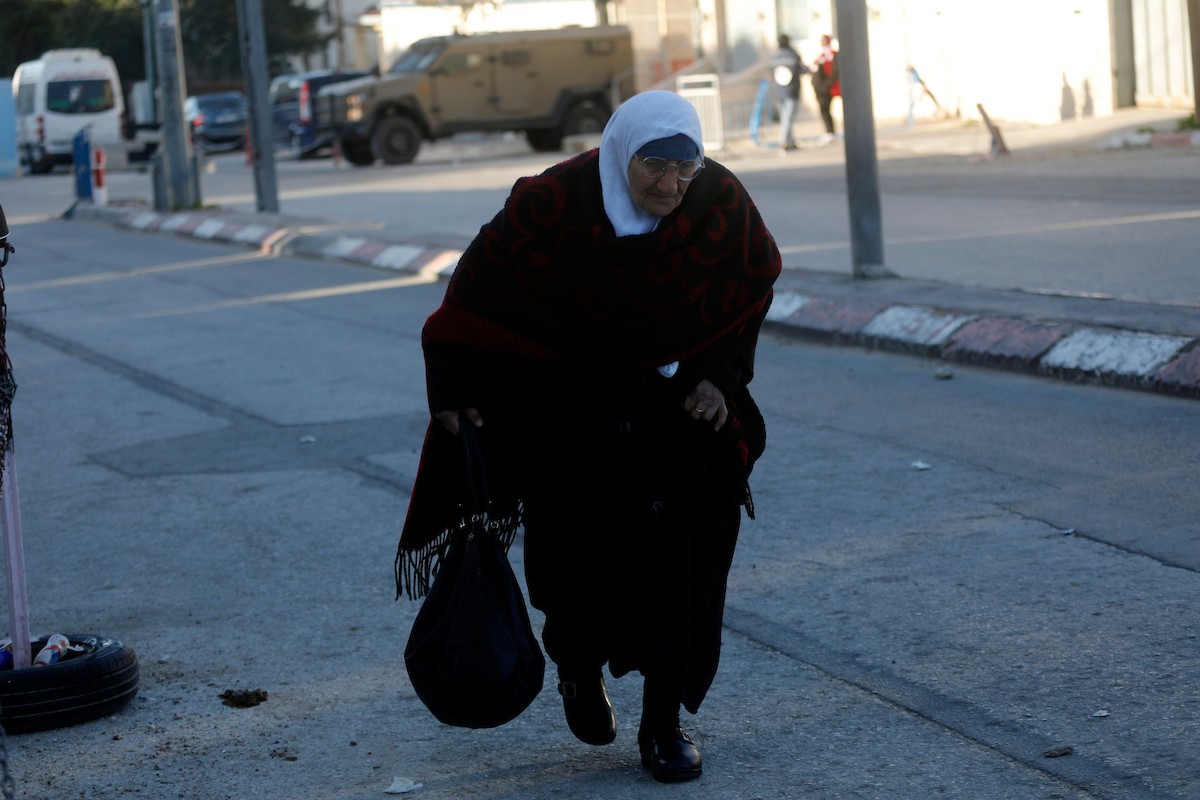 توافد المصلون بكثافة إلى نقطة تفتيش في بيت لحم، متجهين إلى المسجد الأقصى في القدس لأداء صلاتي الجمعة والتراويح، 20 فبراير/شباط 2026. صورة: مأمون وزواز