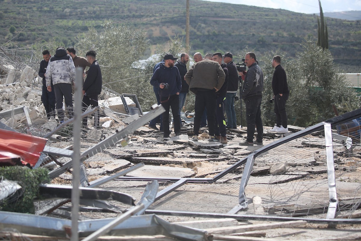 فلسطينيون يتفقدون منزلاً بعد هدمه على يد قوات الجيش الإسرائيلي في قرية عنزة، جنوب جنين بالضفة الغربية. ٢٥ فبراير ٢٠٢٦. صورة: محمد ناصر