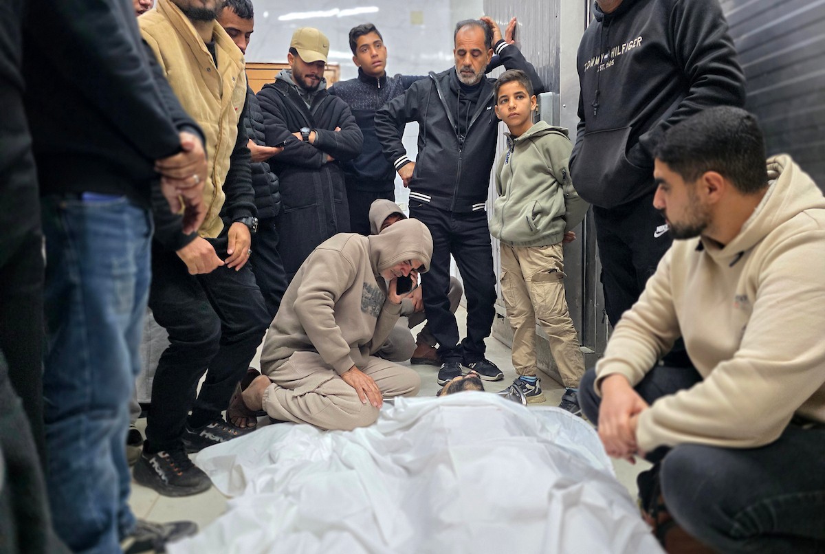 ودّعت والدة الفقيد عبد الحميد الفرا وأقاربه جثمانه للمرة الأخيرة في مشرحة مجمع ناصر الطبي، بعد استشهاده بنيران الجيش الإسرائيلي في منطقة التحلية، شرق خان يونس جنوب قطاع غزة. ١٩ فبراير ٢٠٢٦. تصوير: طارق محمد (APA Images)