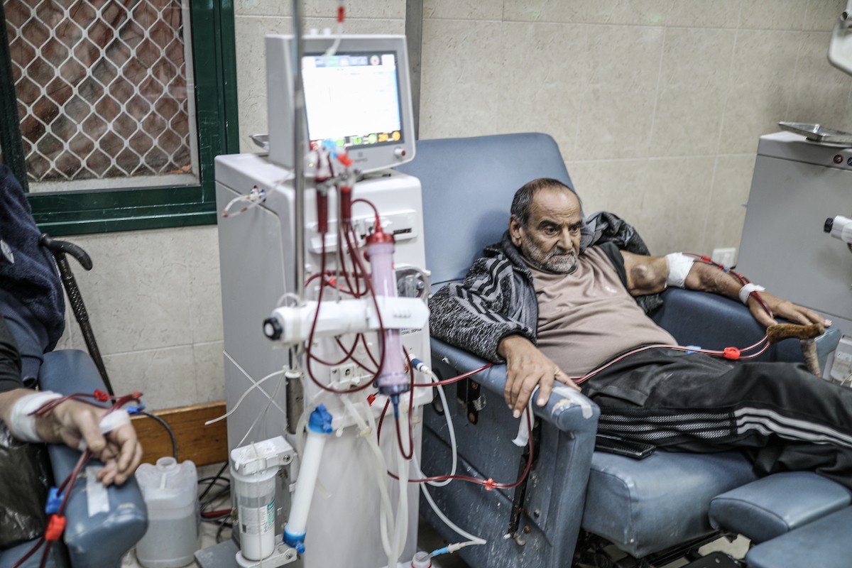 يخضع مرضى فلسطينيون مصابون بالفشل الكلوي لجلسات غسيل الكلى في مستشفى شهداء الأقصى بدير البلح، وسط وانتظار مستمر لفتح معبر رفح لتلقي العلاج خارج قطاع غزة، 1 فبراير/شباط 2026. تصوير: رمزي أبو عامر