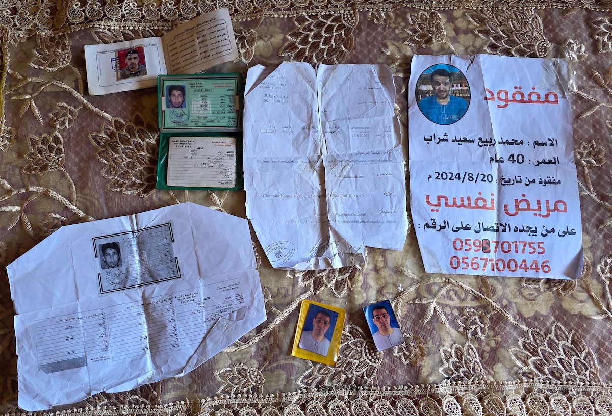 المسنة زهر شراب تنتظر معرفة مصير ابنها المفقود من ذوي الإعاقة الذهنية بعد تداول مستوطنين صورة له على مواقع التواصل مرفقة بتعليق عنصري، خان يونس، جنوب قطاع غزة، 26 فبراير/شباط 2026. تصوير: طارق محمد