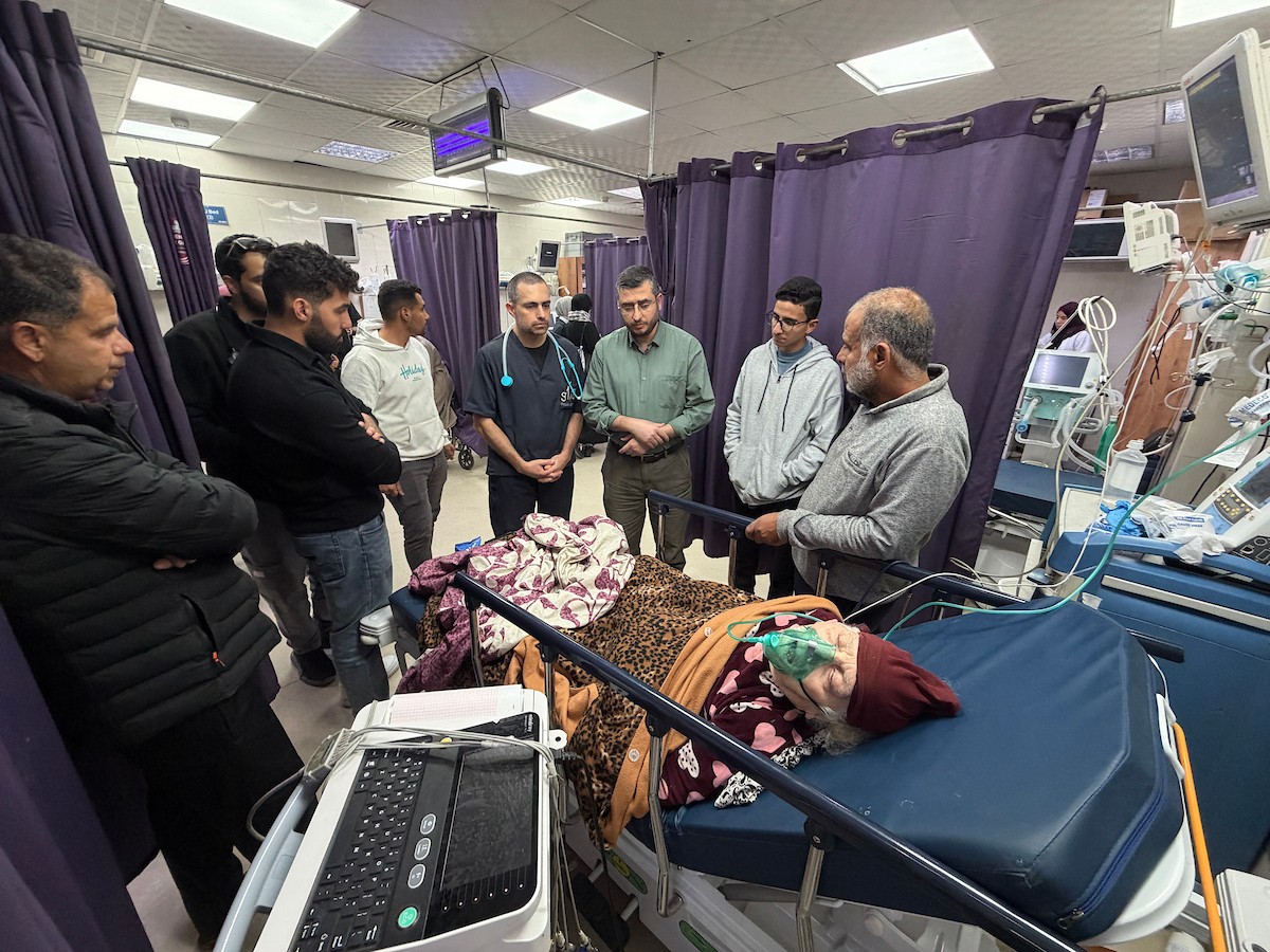 أطباء أجانب، ضمن وفد طبي وصل إلى قطاع غزة، يقدمون خدماتهم ويجرون عمليات جراحية للجرحى، ويتبادلون خبراتهم مع الأطباء والممرضين في مجمع ناصر الطبي بخان يونس،١٥ فبراير/شباط ٢٠٢٦. صورة: محمد سلامة  (APA Images)