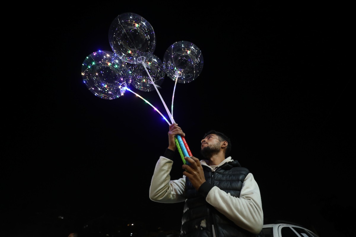 يبيع الباعة الفلسطينيون الطعام وغيره من السلع في سوق بمدينة غزة خلال اليوم الخامس من شهر رمضان المبارك، 22 فبراير/شباط 2026. تصوير: عمر أشتوي