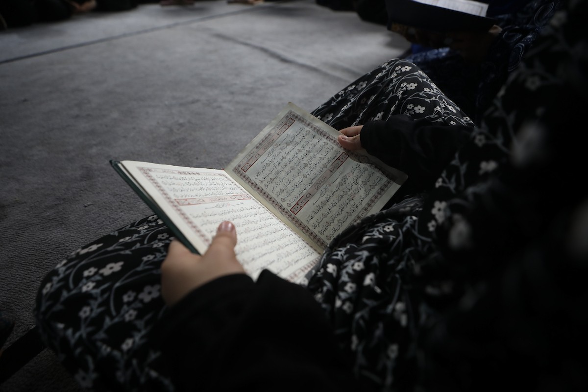 أطفال فلسطينيون يتلون ويحفظون القرآن الكريم داخل الجامع العمري الكبير في مدينة غزة خلال شهر رمضان. وقد تضرر الجامع العمري القديم بشدة جراء الهجمات الإسرائيلية خلال حرب غزة في 26 فبراير/شباط 2026. صورة: عمر أشتوي