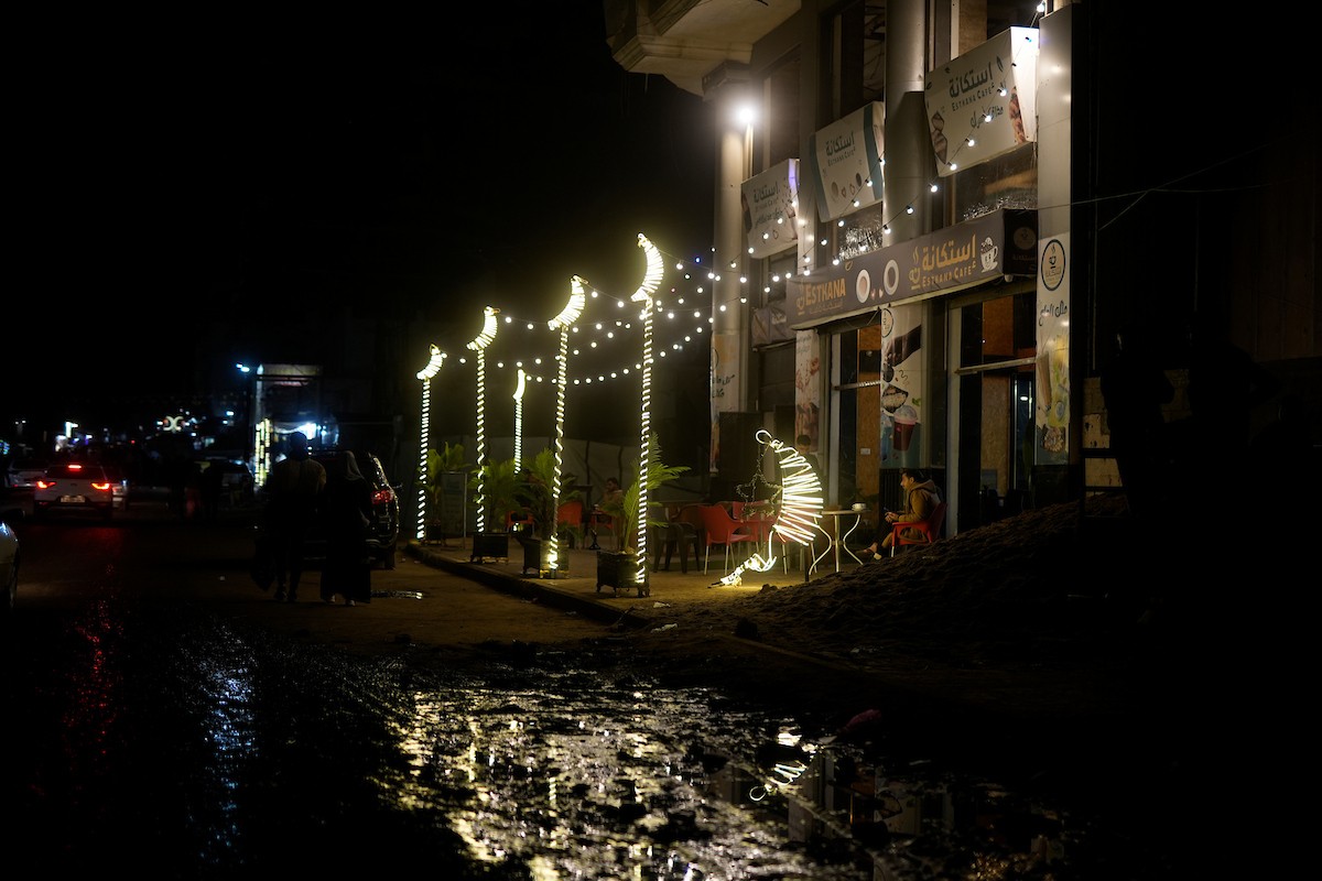 يبيع الباعة الفلسطينيون الطعام وغيره من السلع في سوق بمدينة غزة خلال اليوم الخامس من شهر رمضان المبارك، 22 فبراير/شباط 2026. تصوير: عمر أشتوي