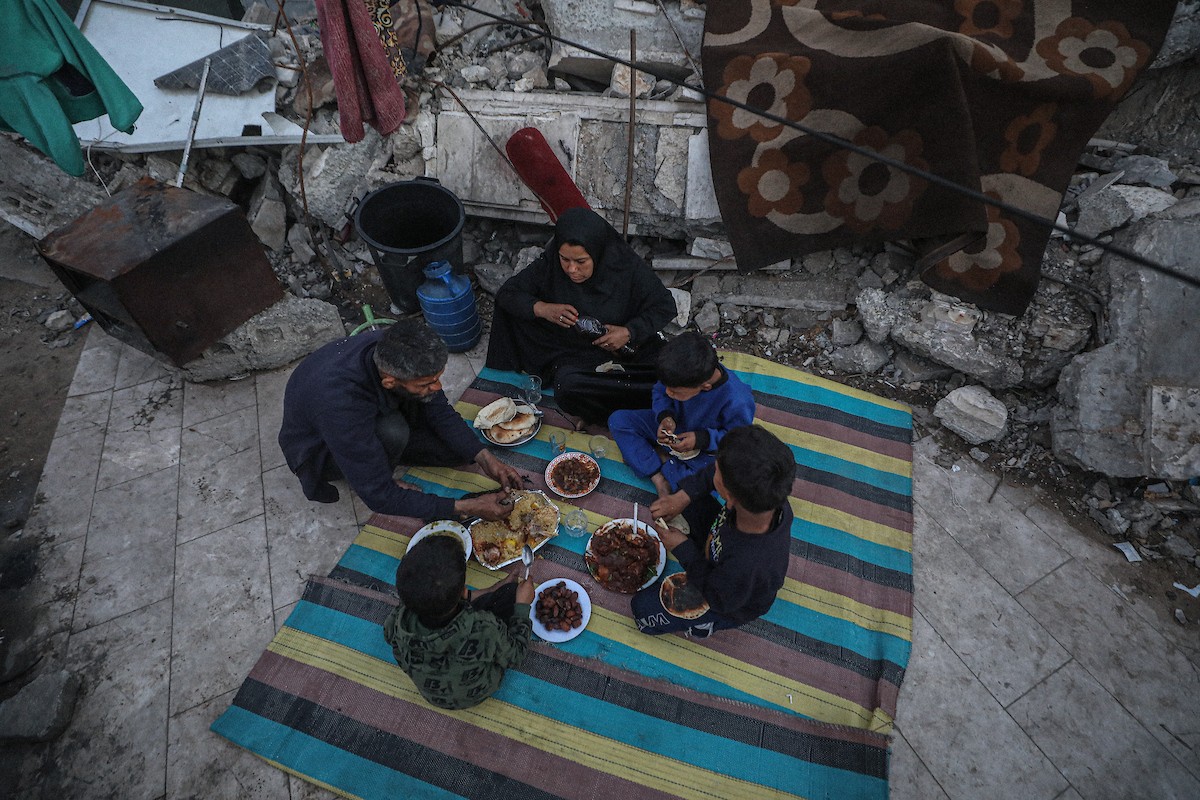 عائلة فلسطينية نازحة من بيت حانون تفطر في ثاني أيام رمضان في خيمة متداعية وسط أنقاض مسجد الحساينة على شاطئ مدينة غزة.19 فبراير/شباط 2026. تصوير: عمر أشتوي
