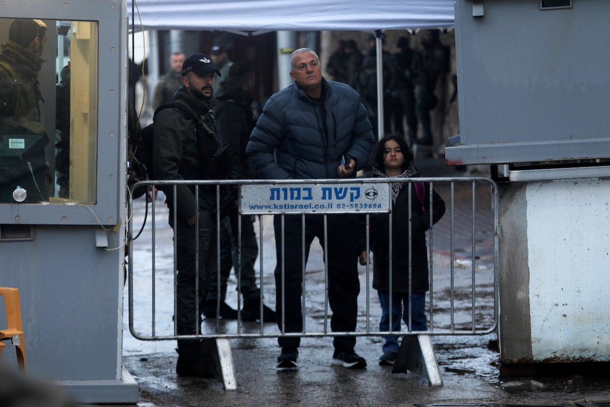 فلسطينيون يعبرون نقطة تفتيش إسرائيلية، وهي نقطة عبور ضرورية لمغادرة مدينة بيت لحم في الضفة الغربية والوصول إلى المسجد الأقصى في القدس لأداء صلاة الجمعة الثانية من شهر رمضان، ٢٧ فبراير/شباط ٢٠٢٦. تصوير: مأمون وزواز