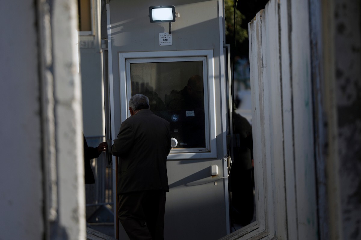 توافد المصلون بكثافة إلى نقطة تفتيش في بيت لحم، متجهين إلى المسجد الأقصى في القدس لأداء صلاتي الجمعة والتراويح، 20 فبراير/شباط 2026. صورة: مأمون وزواز