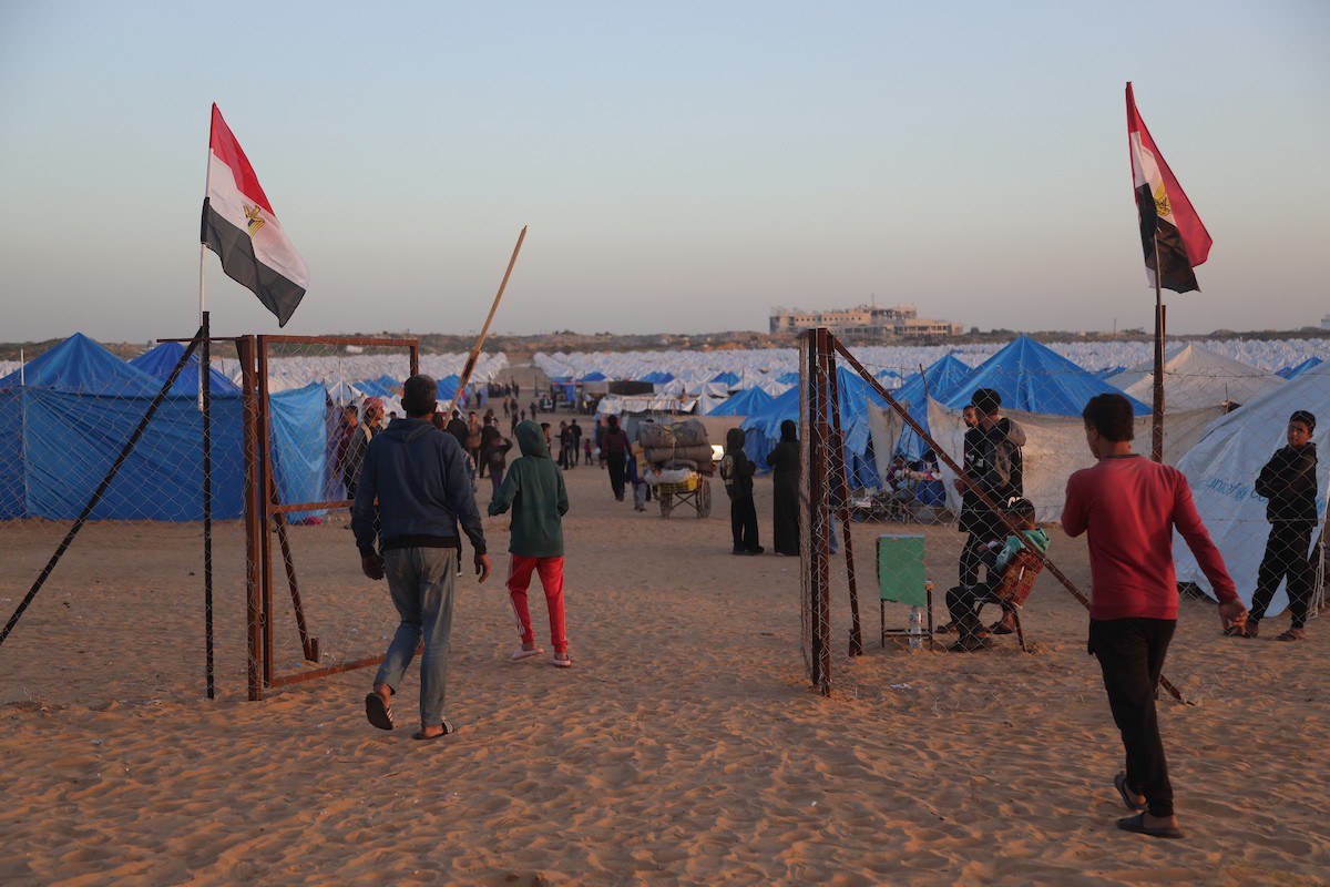 وسط خيام النازحين في المخيم المصري بمنطقة نتساريم وسط قطاع غزة، يحاول السكان الحفاظ على تفاصيل حياتهم اليومية رغم الظروف القاسية والنقص الحاد في الضروريات الأساسية كالمأوى والغذاء والماء النظيف. وسط قطاع غزة، ١٢ فبراير ٢٠٢٦. تصوير: محمد الأسود