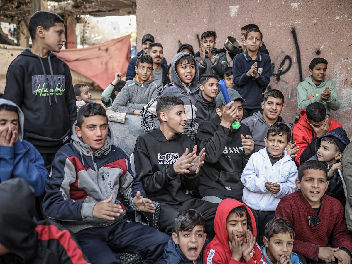 يشارك شبان وأطفال فلسطينيون في مباريات كرة الطائرة ضمن ما يُسمى 