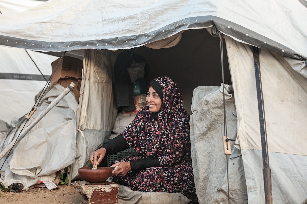 عائلة فلسطينية نازحة تتناول فطورها خلال شهر رمضان داخل خيمة متداعية في مخيم النصيرات للاجئين وسط قطاع غزة. تواجه العائلات النازحة ظروفًا معيشية قاسية نتيجة الحرب، مع انعدام الدخل ونقص حاد في المساعدات الإنسانية، 26 فبراير/شباط 2026. تصوير: معز صالحي