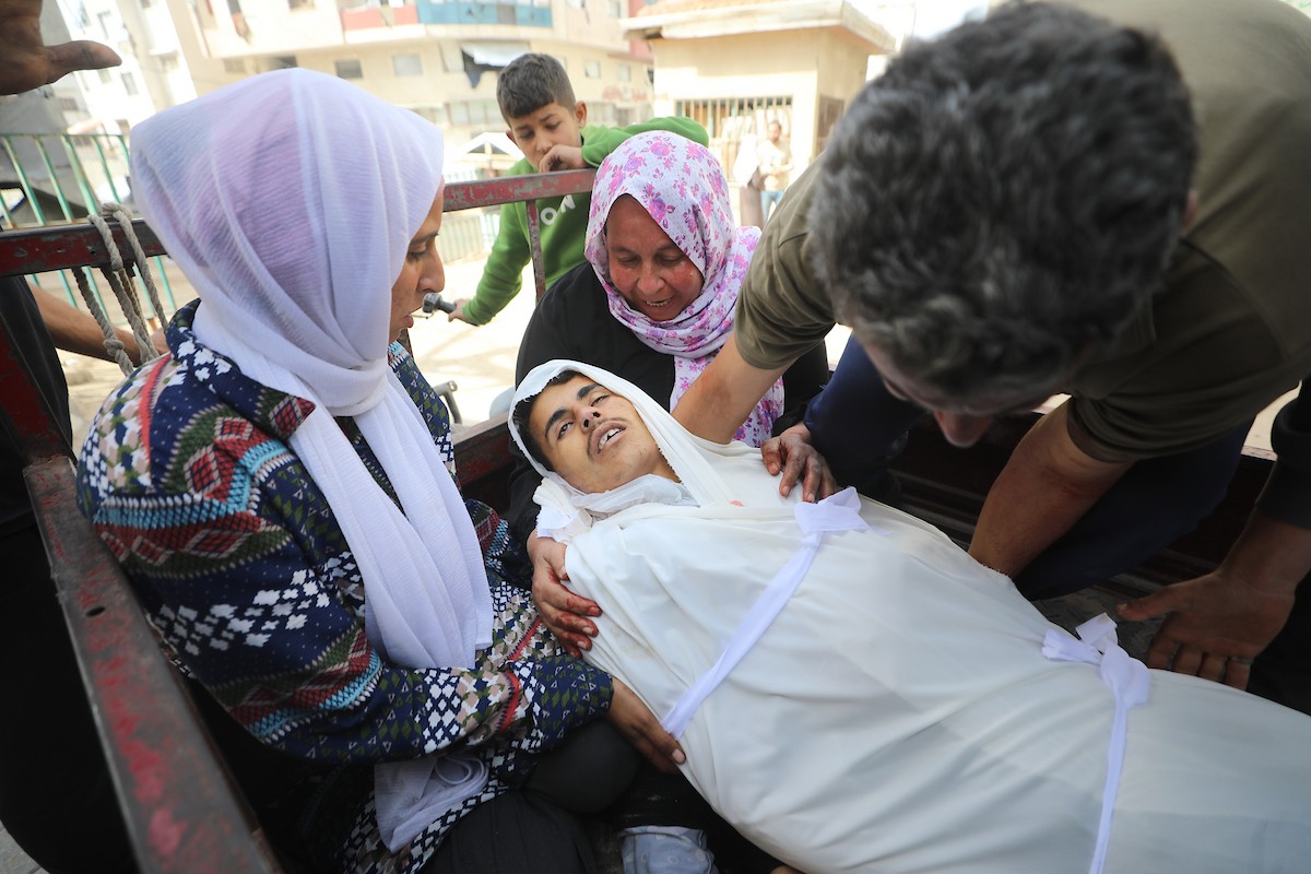 ودّاع جثمان وصل إلى مستشفى الشفاء في مدينة غزة. وكان قد استشهد بنيران الجيش الإسرائيلي أثناء جمعه الحطب في بيت لاهيا، شمال قطاع غزة، 8 فبراير/شباط 2026. تصوير: عمر أشتوي