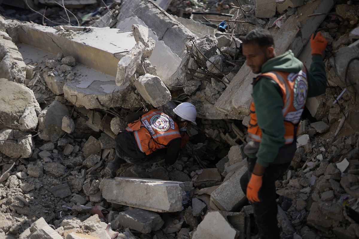 تحاول فرق الدفاع المدني الفلسطيني، بالتنسيق مع اللجنة الدولية للصليب الأحمر، انتشال جثث عائلتي عيادة وغنيم من تحت أنقاض منزل عائلة غباين، في بيت لاهيا، شمال قطاع غزة. 22 فبراير/شباط 2026. صورة: عمر أشتوي