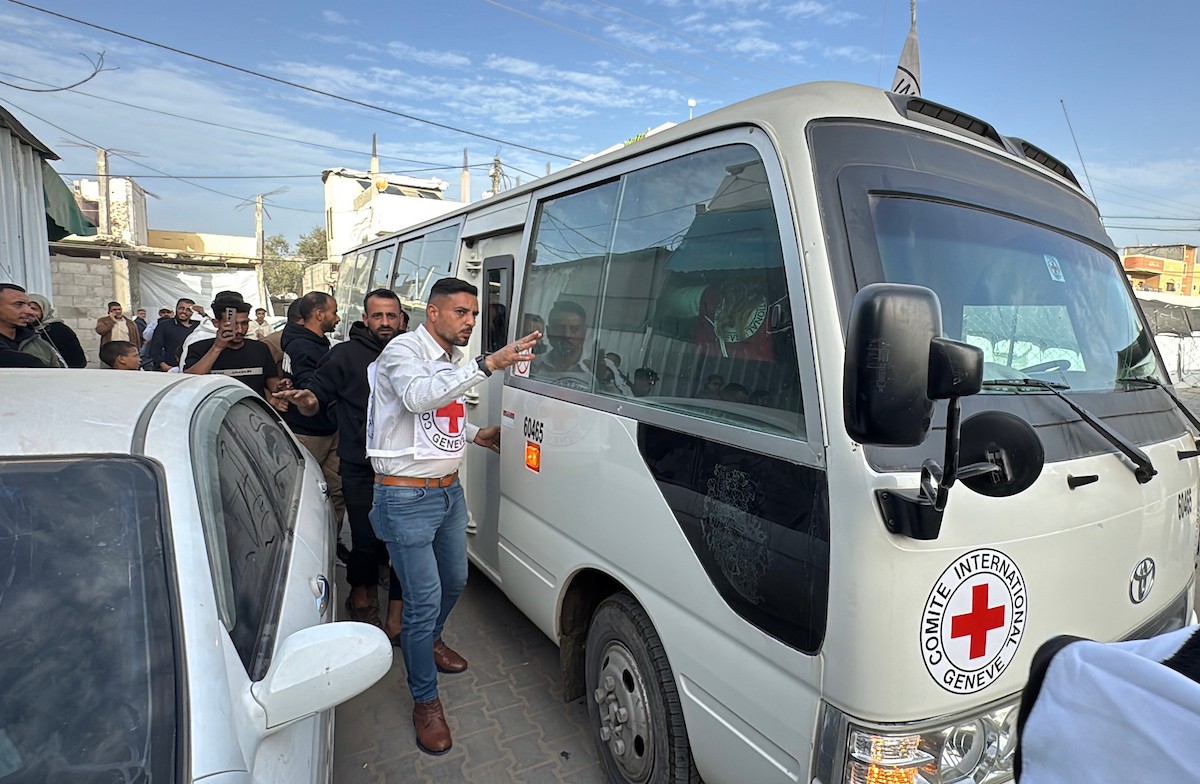 اللجنة الدولية للصليب الأحمر تنقل 8 أسرى فلسطينيين إلى مستشفى شهداء الأقصى في دير البلح، وسط قطاع غزة، بعد إطلاق سراحهم من قبل القوات الإسرائيلية. ١٦ فبراير/شباط ٢٠٢٦. صورة: أحمد إبراهيم