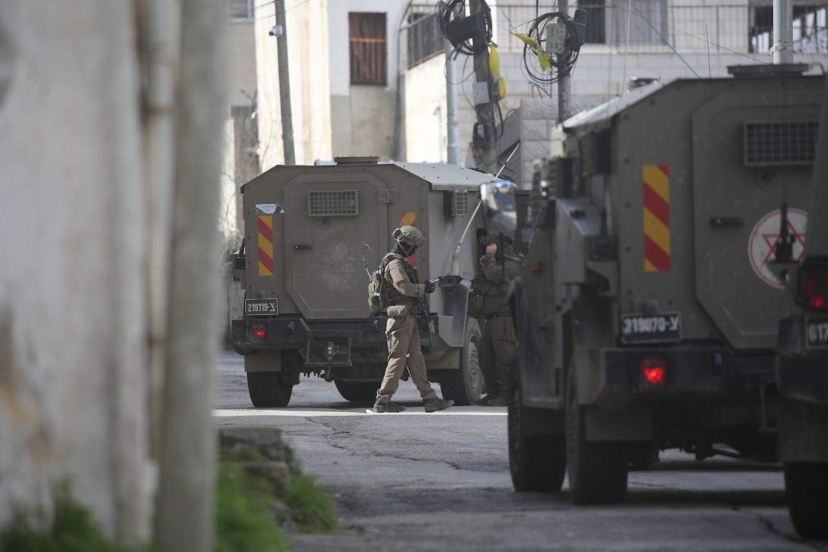 اقتحمت قوات الجيش الإسرائيلي مدينة نابلس، وداهمت العديد من المنازل وسط انتشار واسع النطاق في المنطقة وإطلاق قنابل الغاز المسيل للدموع، مما أسفر عن إصابة عدد من المواطنين بالاختناق. نابلس، الضفة الغربية، 26 فبرايرشباط 2026. صورة محمد ناصر