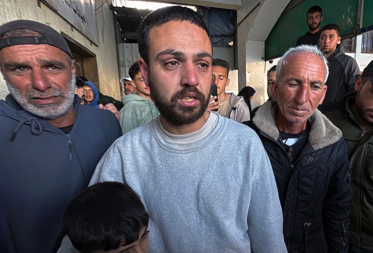 اجتمع أقارب وأحباء مجموعة من الأسرى الفلسطينيين الذين أفرجت عنهم القوات الإسرائيلية، أثناء نقلهم إلى مستشفى شهداء الأقصى لإجراء فحوصات طبية في دير البلح بوسط قطاع غزة، وذلك عبر اللجنة الدولية للصليب الأحمر، 23 فبراير/شباط 2026، (صورة: أحمد إبراهيم)