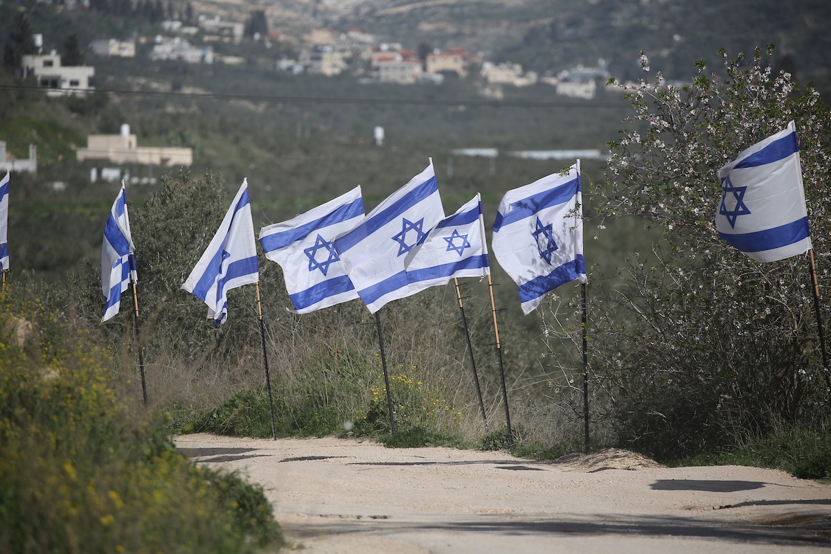 تظهر أعلام إسرائيلية في موقع أثري ببلدة سبسطية، غرب نابلس، في الضفة الغربية المحتلة، بتاريخ 20 فبراير/شباط 2026. تصوير: محمد ناصر