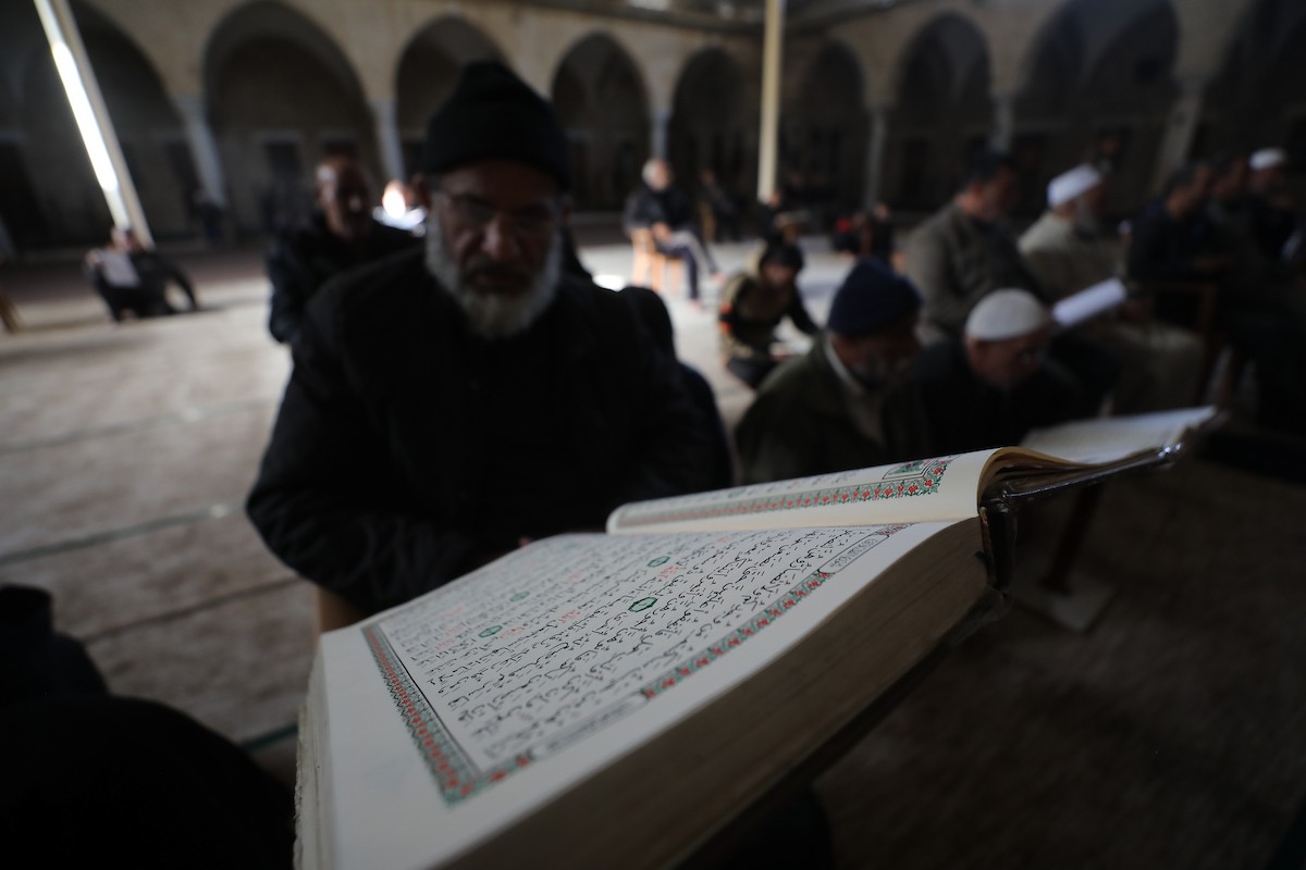 يُحيي الفلسطينيون أول أيام شهر رمضان المبارك في جامع السيد هاشم التاريخي بوسط مدينة غزة، ١٨ فبراير ٢٠٢٦. تصوير: عمر أشتوي