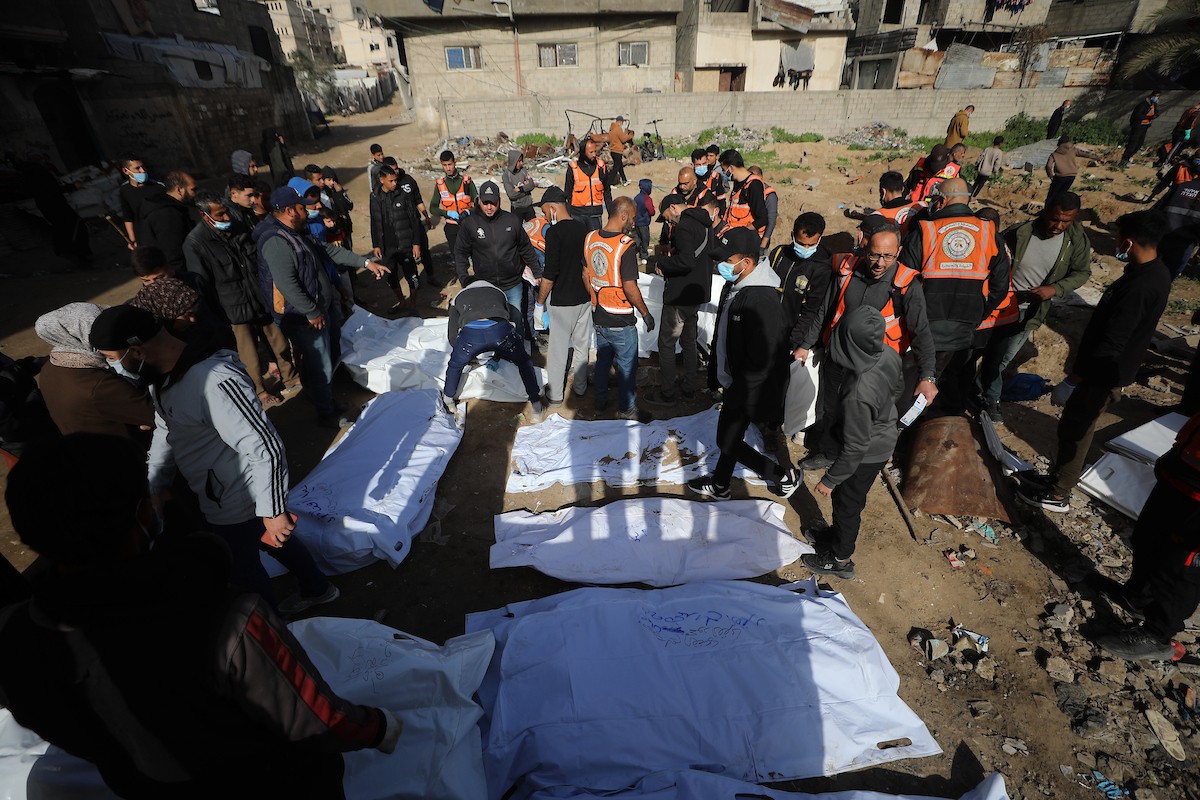 استخراج جثث عشرات الفلسطينيين الذين فقدوا أرواحهم خلال الهجمات الإسرائيلية ودُفنوا مؤقتًا في منطقة النفق بمدينة غزة، تمهيدًا لنقلها إلى المقابر الرسمية، 1 فبراير/شباط 2026. (صورة: عمر أشتوي)