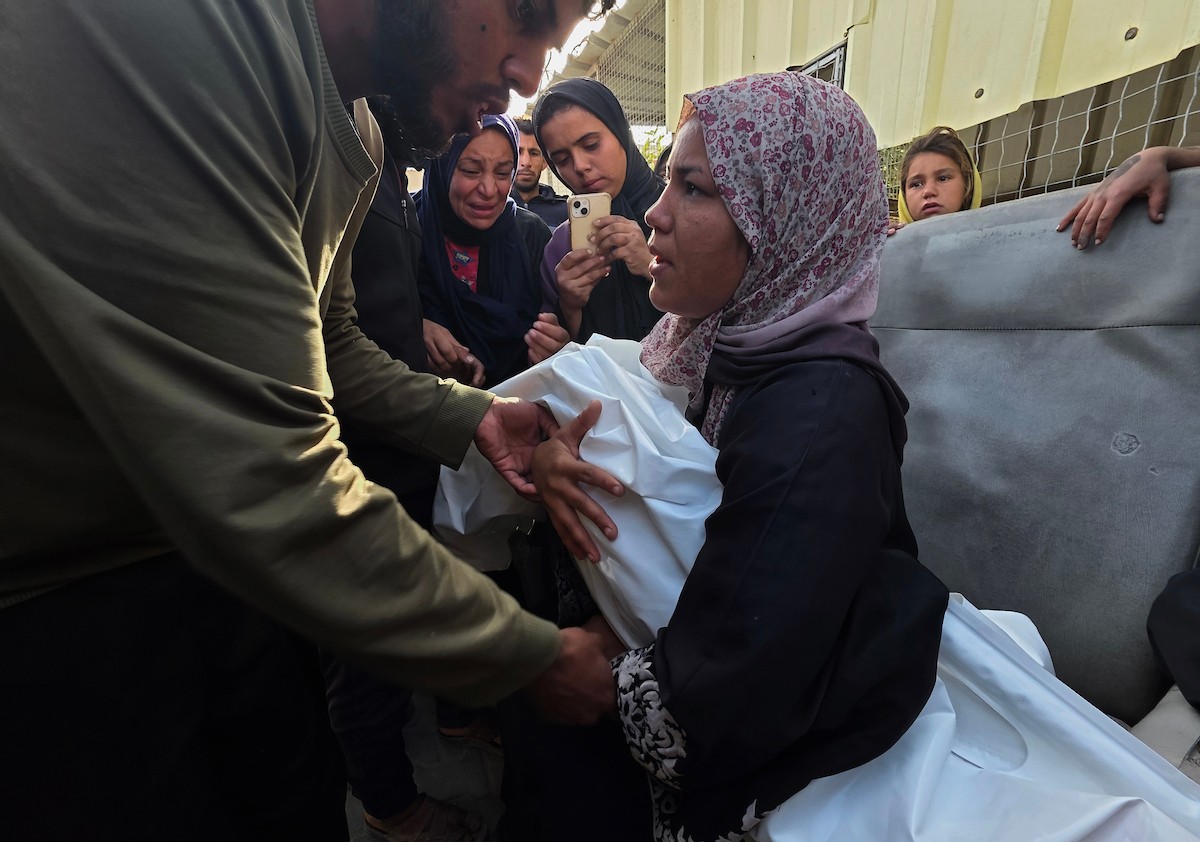 وداع جثمان الطفل إياد أحمد الربيعية (3 أعوام)  في مستشفى ناصر بخان يونس، جنوب قطاع غزة، 2 فبراير/شباط 2026. صورة: طارق محمد