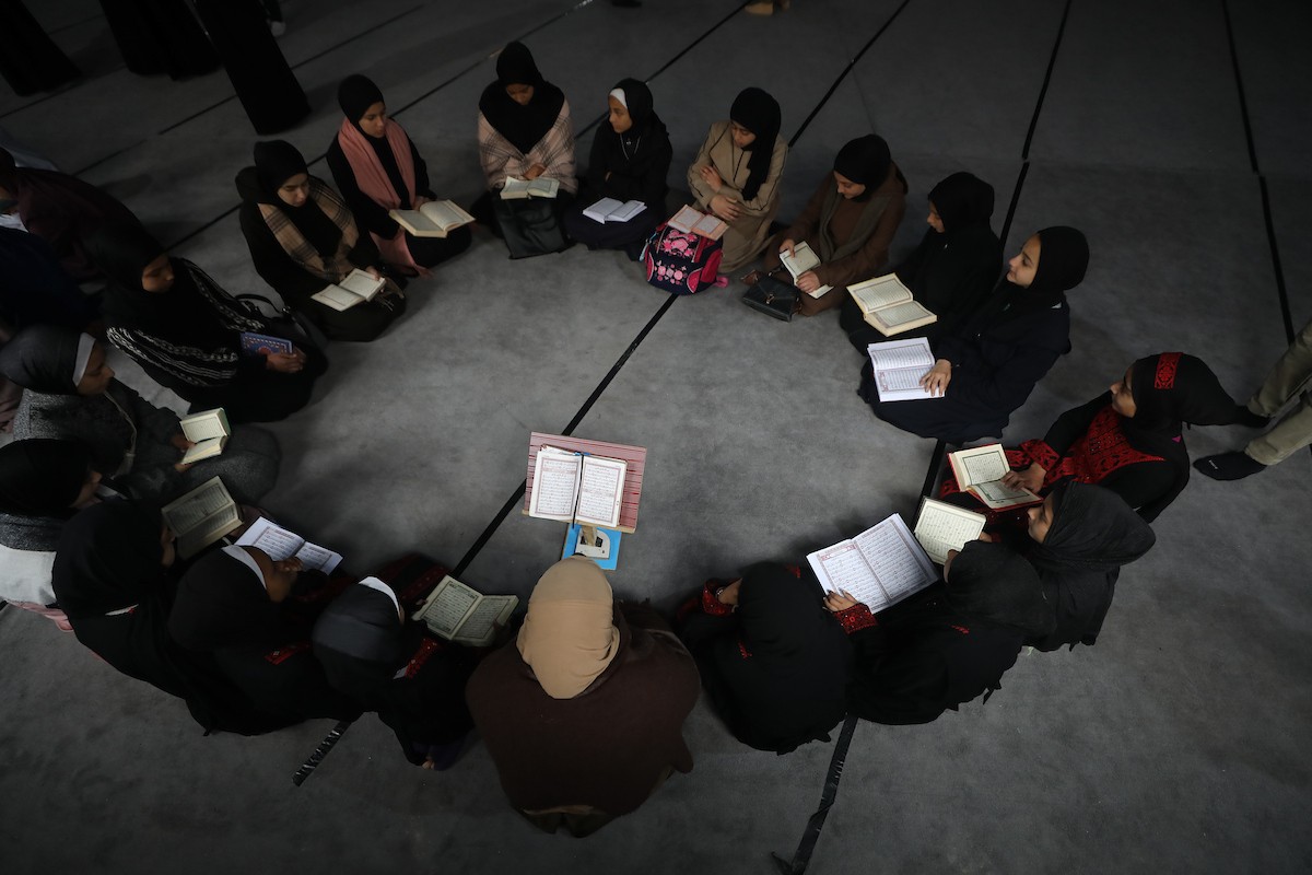 أطفال فلسطينيون يتلون ويحفظون القرآن الكريم داخل الجامع العمري الكبير في مدينة غزة خلال شهر رمضان. وقد تضرر الجامع العمري القديم بشدة جراء الهجمات الإسرائيلية خلال حرب غزة في 26 فبراير/شباط 2026. صورة: عمر أشتوي