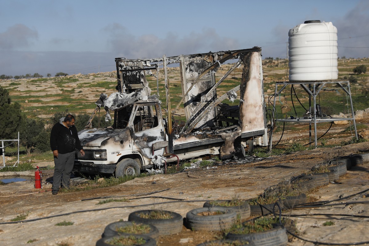 يتفقد فلسطينيون الأضرار التي لحقت بمنازلهم وممتلكاتهم في مستوطنة سوسيا، جنوب الخليل، عقب هجمات شنها مستوطنون يهود الليلة الماضية. الخليل، الضفة الغربية، 25 فبراير/شباط 2026. تصوير: مأمون وزواز