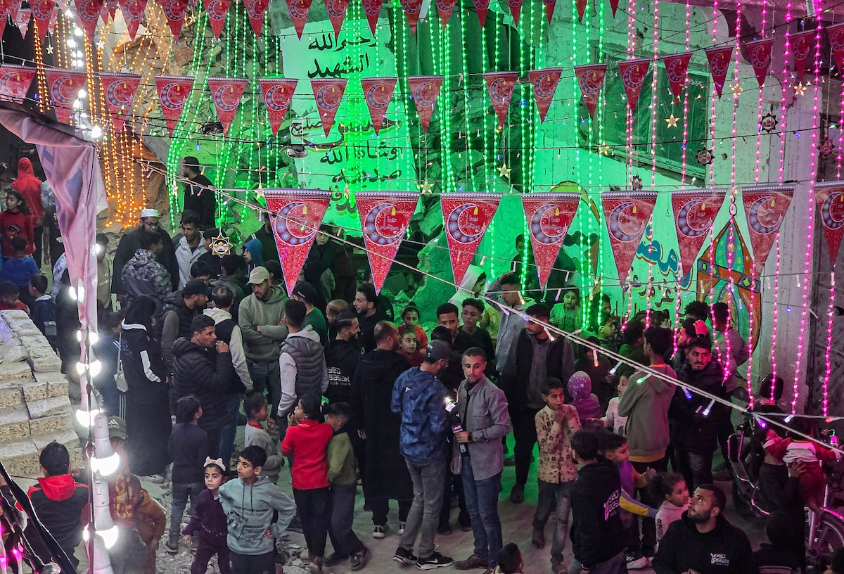 يحتفل الفلسطينيون في خان يونس جنوب قطاع غزة بشهر رمضان المبارك، مستقبلين قدومه بأمل وفرح، في 17 فبراير/شباط 2026. صورة: تامر إبراهيم