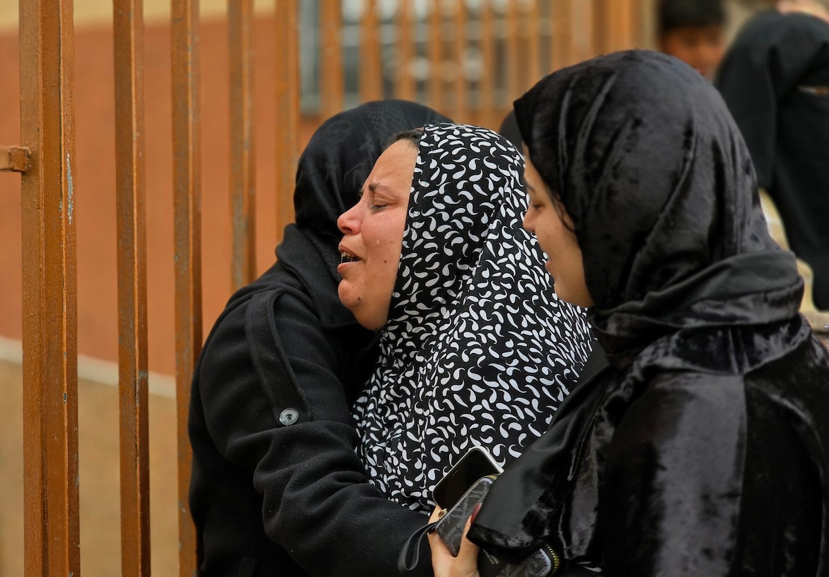 ودّعت والدة الفقيد عبد الحميد الفرا وأقاربه جثمانه للمرة الأخيرة في مشرحة مجمع ناصر الطبي، بعد استشهاده بنيران الجيش الإسرائيلي في منطقة التحلية، شرق خان يونس جنوب قطاع غزة. ١٩ فبراير ٢٠٢٦. تصوير: طارق محمد (APA Images)