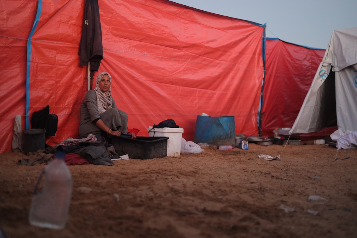 وسط خيام النازحين في المخيم المصري بمنطقة نتساريم وسط قطاع غزة، يحاول السكان الحفاظ على تفاصيل حياتهم اليومية رغم الظروف القاسية والنقص الحاد في الضروريات الأساسية كالمأوى والغذاء والماء النظيف. وسط قطاع غزة، ١٢ فبراير ٢٠٢٦. تصوير: محمد الأسود