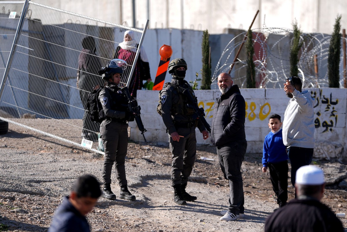 الجيش الإسرائيلي يفرض قيودًا مشددة على وصول الفلسطينيين إلى المسجد الأقصى لأداء أول صلاة جمعة من رمضان عبر حاجز قلنديا الفاصل بين الضفة الغربية والقدس، 20 فبراير/شباط 2026