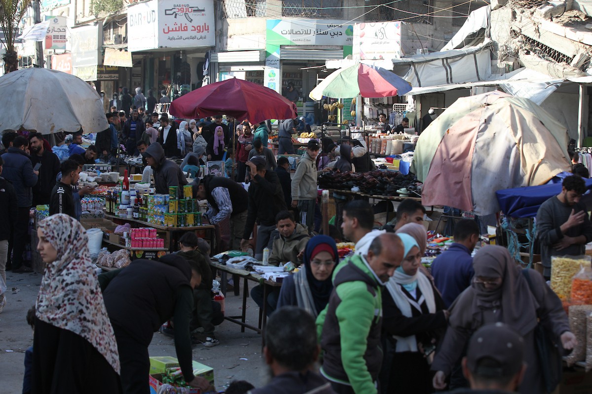 مشهد من الأسواق والبازارات في مخيم النصيرات، وسط قطاع غزة، حيث يستعد المواطنون للإفطار خلال شهر رمضان، في 22 فبراير/شباط 2026. تصوير: معز صالحي