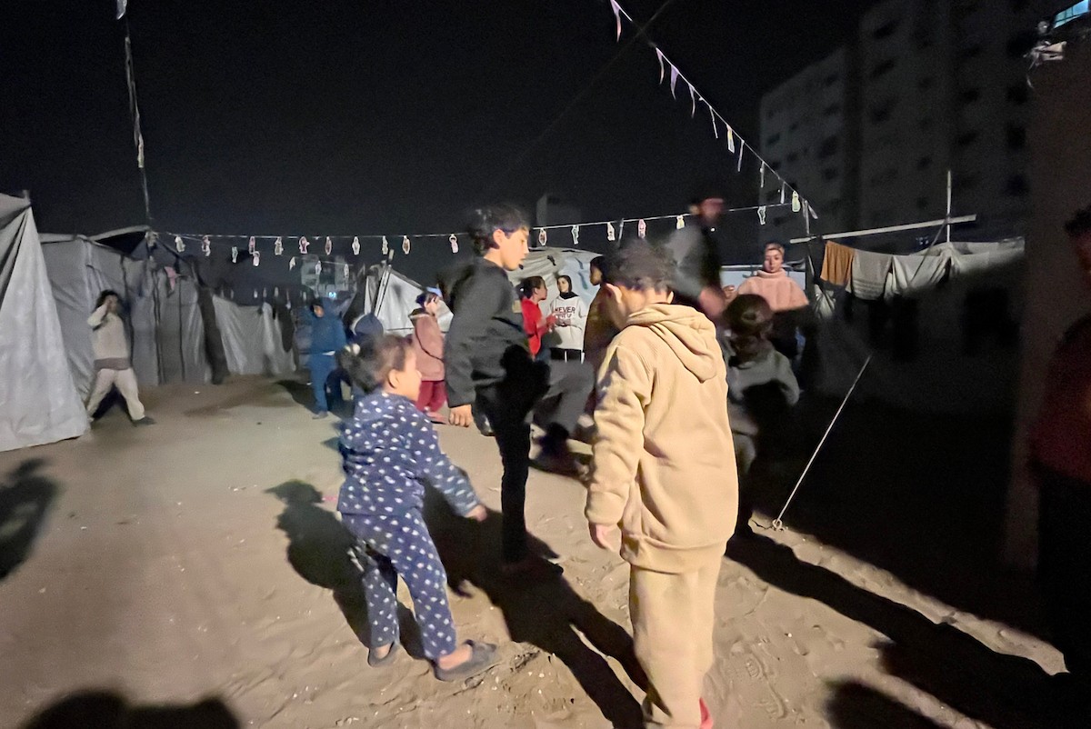 نازحون يزينون خيامهم المتهالكة بالفوانيس وسلاسل الأضواء استعدادًا لقدوم شهر رمضان. ويعانون ظروفًا قاسية نتيجة الحرب، إذ يفتقرون إلى أبسط مقومات الحياة، بما في ذلك المأوى الآمن والغذاء والماء والملابس النظيفة. ١٥ فبراير ٢٠٢٦، مدينة غزة. تصوير: مطر الزاق