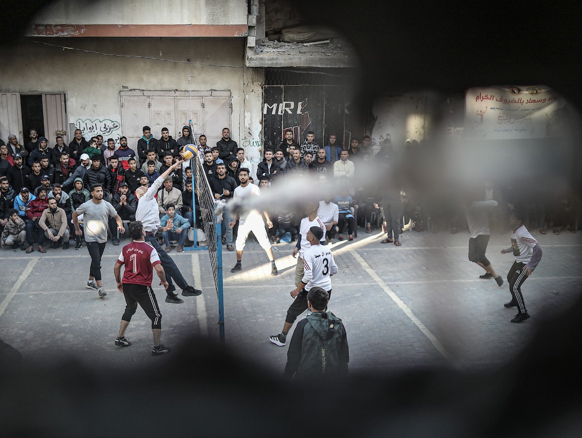 يشارك شبان وأطفال فلسطينيون في مباريات كرة الطائرة ضمن ما يُسمى 