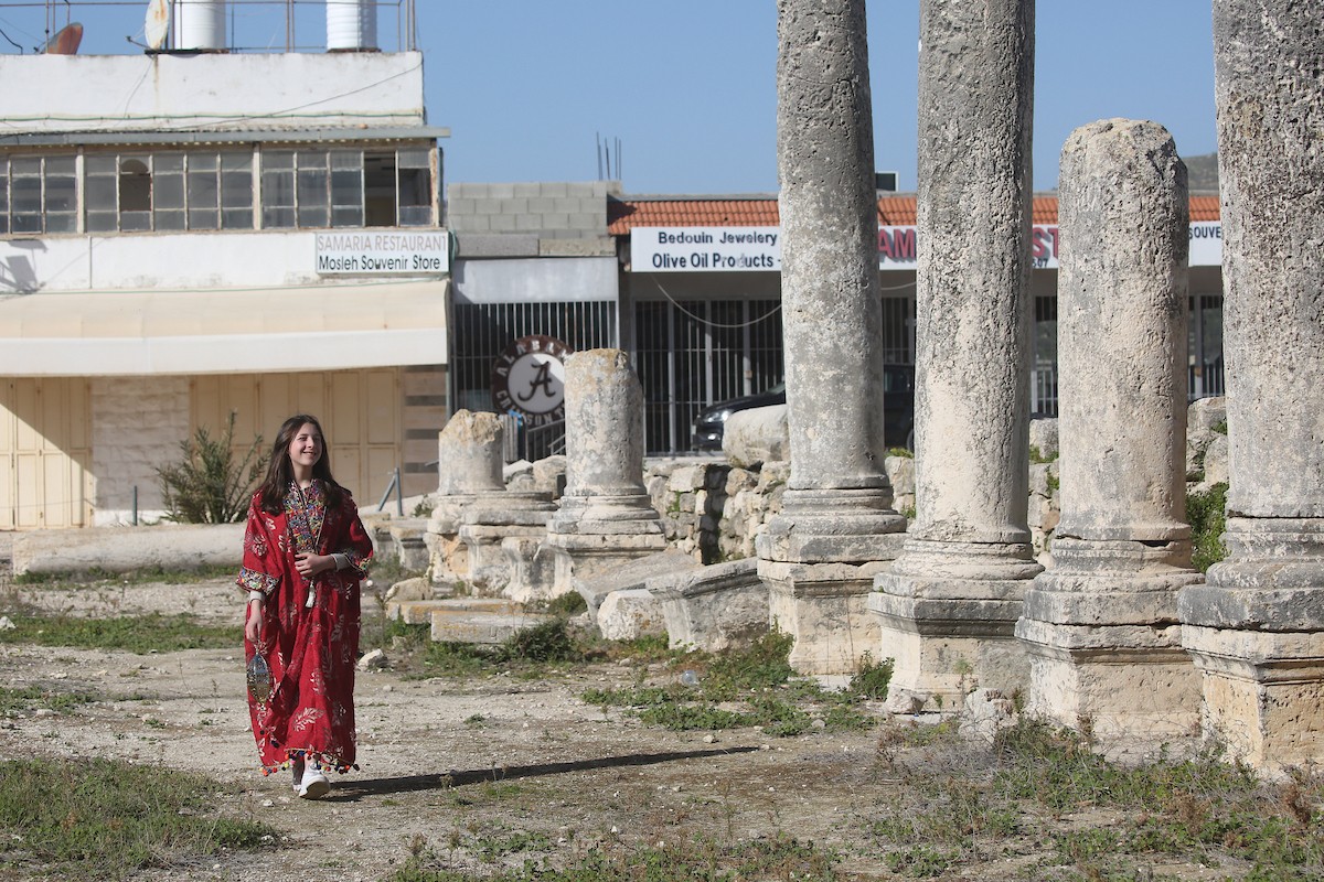 تظهر أعلام إسرائيلية في موقع أثري ببلدة سبسطية، غرب نابلس، في الضفة الغربية المحتلة، بتاريخ 20 فبراير/شباط 2026. تصوير: محمد ناصر