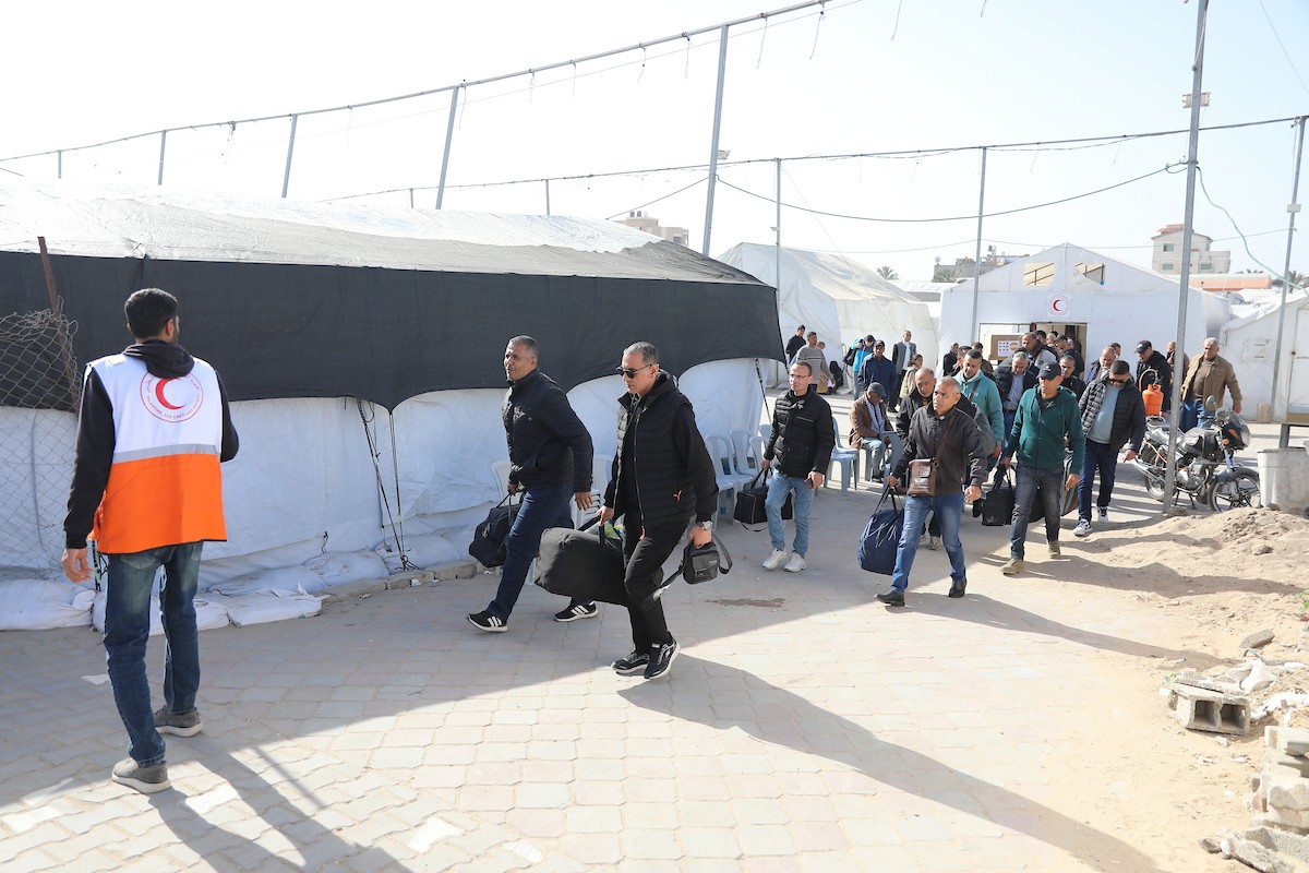 مركبات تابعة للأمم المتحدة تنقل عدداً من الجرحى ومرافقيهم من المقر الميداني لجمعية الهلال الأحمر الفلسطيني في خان يونس إلى معبر كرم أبو سالم لتلقي العلاج الطبي في الخارج،2 فبراير/شباط 2026