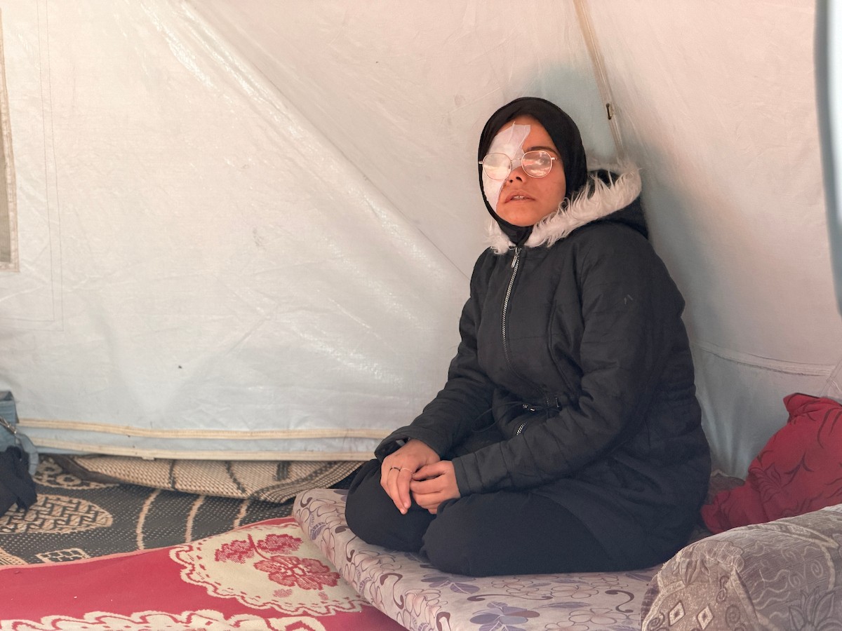 ندى رحومة، طفلة (16 عامًا) نازحة بمنطقة الزوايدة وسط القطاع، ُأصيبت في غارة إسرائيلية قرب خيمة عائلتها في مدينة غزة وفقدت إحدى عينيها، وهي مُعرّضة لخطر فقدان البصر في العين الأخرى إذا لم تتلقَّ علاجًا طبيًا عاجلًا، 10 فبراير/شباط 2026. تصوير: محمد الأسود