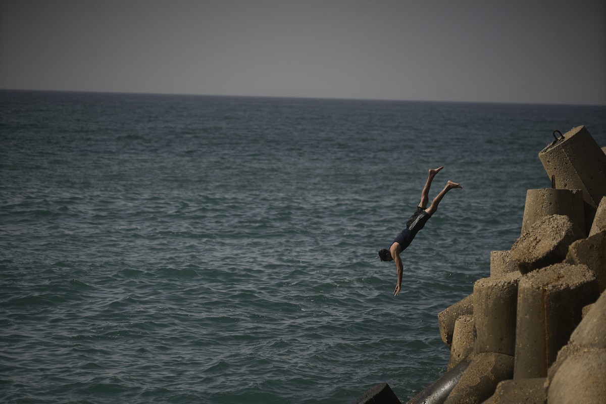 يسبح أطفال قرب ميناء غزة المدمر، في مشهد يعكس تمسكهم بلحظات الفرح رغم الدمار المحيط بهم. يُعدّ البحر في غزة المتنفس الوحيد لسكانها الذين يواجهون آثار الحرب والنزوح، والذين يعيشون في خيام تفتقر لأبسط مقومات الحياة، ١٢ فبراير ٢٠٢٦. تصوير: عمر أشتوي